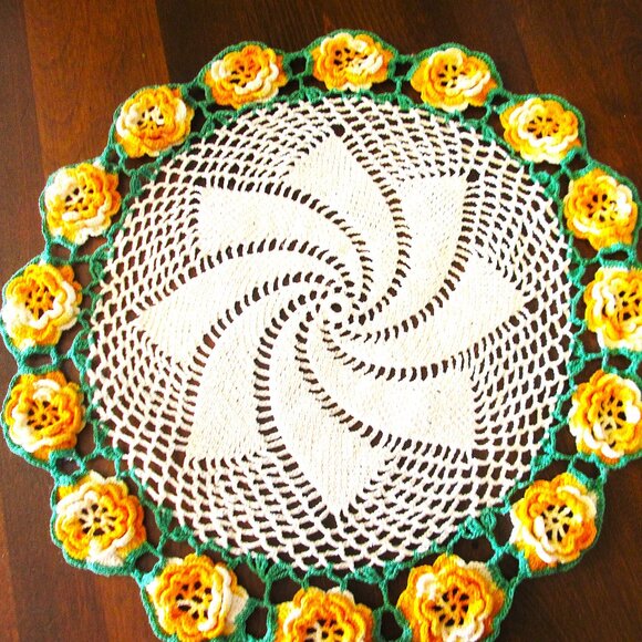 Vintage 16 sunburst yellow & white stand up flowers with light tan croched cent - Picture 3 of 5